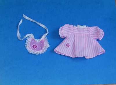Ein Kleid und ein Lätzchen Puppen Barriguitas Famosa Vintage