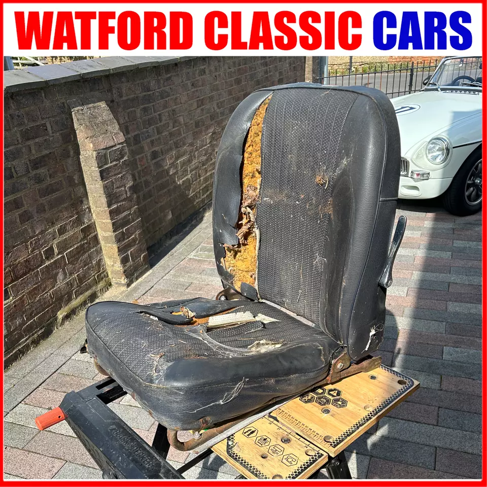 Par de fundas de asiento MG Midget/Sprite 1970-1981 aspecto de cuero negro/rojo Foto 3 de 4