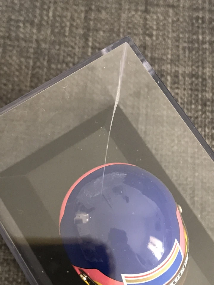 Minichamps casco Villeneuve 1996 scala 1:8 Con Crepa Nella Teca - Immagine 2 di 2