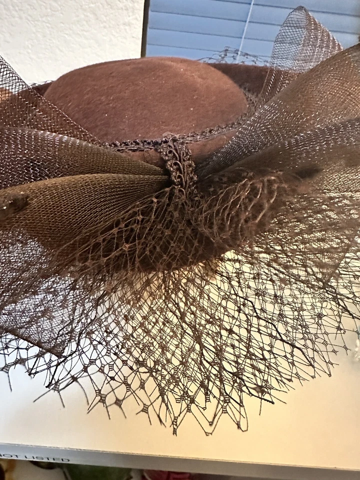 Chapéu vintage anos 50 caixa de comprimidos véu de lã marrom sem aba com arco - Imagem 4 de 4