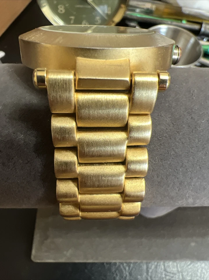 Hermoso Reloj Analógico Isaac Mizrahi Vintage Tono Dorado Cepillado Batería Nueva Foto 3 de 4