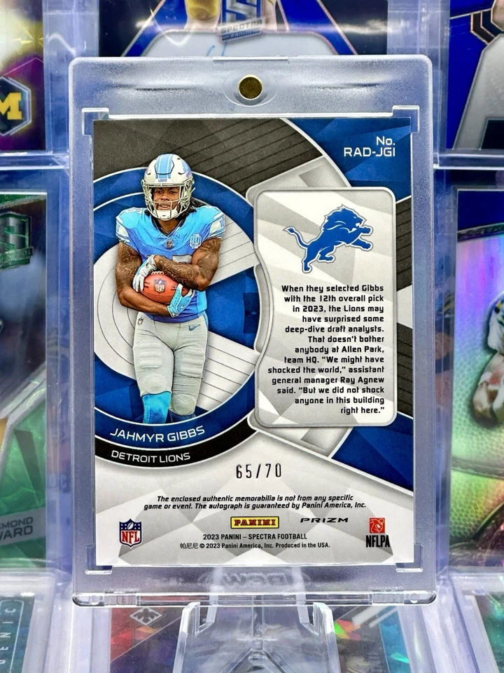 Parche de camiseta autógrafo Spectra RPA Rookie 2023 Prizm/70 Jahmyr Gibbs Lions Foto 2 de 2
