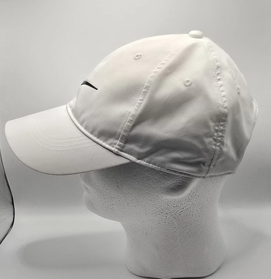 Gorra Nike Golf Blanca con Correa Logo Swoosh Ajustable Talla Única para la mayoría de los Unisex Foto 2 de 4