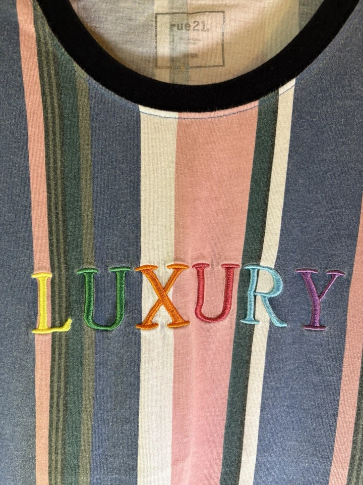 Camiseta Rue 21 Para Hombre Camiseta Cuello Redondo Lujo Bordada Rayas Colorida Preppy Foto 2 de 4