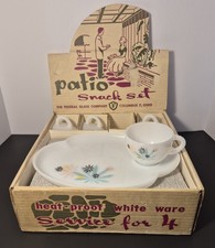 Federal Glass Patio Snack Set "Atomic Flower" In Box, No Chips.. Nice Set..