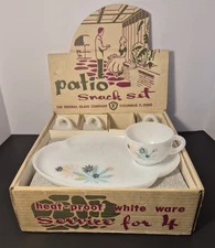 Federal Glass Patio Snack Set "Atomic Flower" In Box, No Chips.. Nice Set..