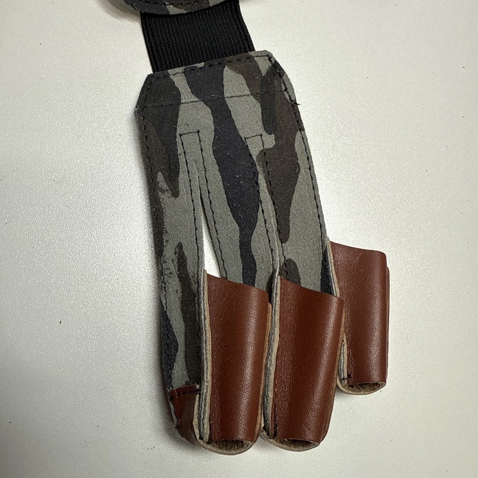 Traditional Archery Three Finger Camouflage Sewn Leather Glove Size Large - Image 2 of 4