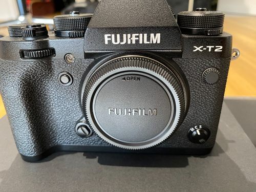 Fuji X-T2 Mirrorless Camera, Fujinon 60mm f2.4 Macro, Smallrig Cage + more - Picture 4 of 9