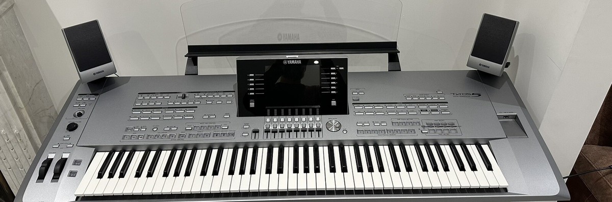 Yamaha Tyros 5 76 Keys Includes MS05 Speakers. 1GB Memory Flash
