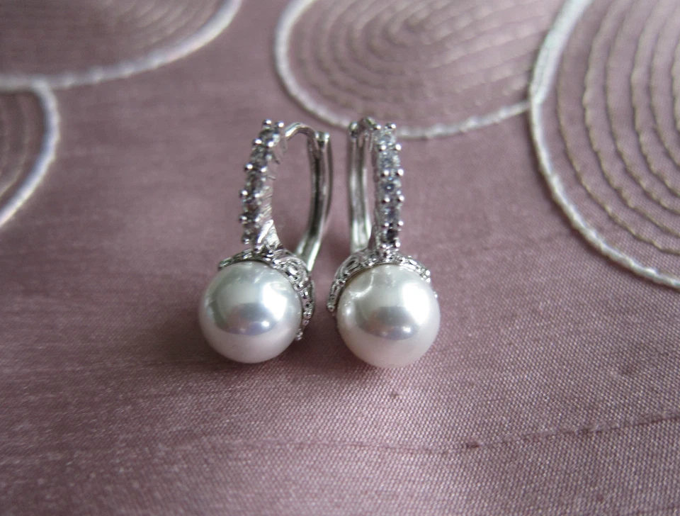 Pendientes de perlas sintéticas rellenos de oro blanco de 18 quilates. Novia usada. Foto 3 de 4