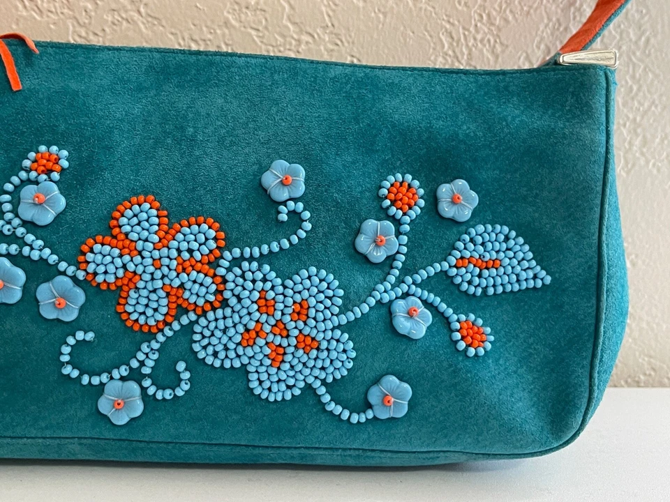 Bolso Isabella Fiore de Gamuza Azul con Diseño Floral con Cuentas Azules y Rojas Foto 3 de 4