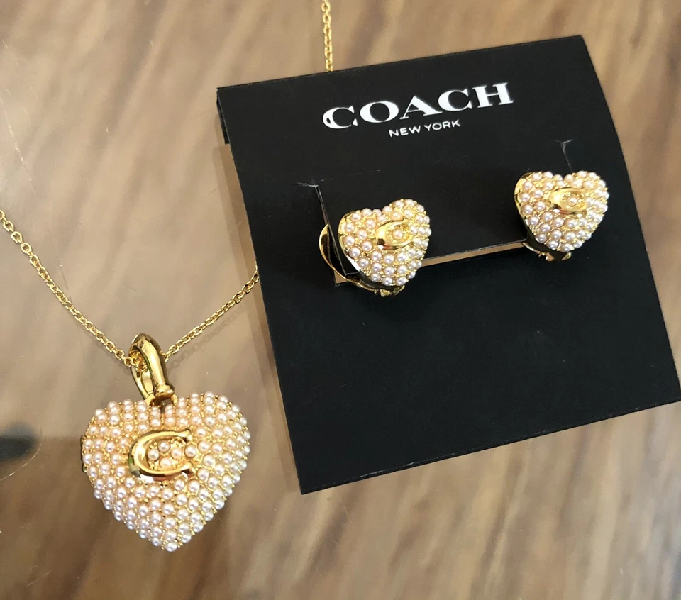 Conjunto de brincos/colar medalhão coração pérola logotipo Coach - Imagem 4 de 4