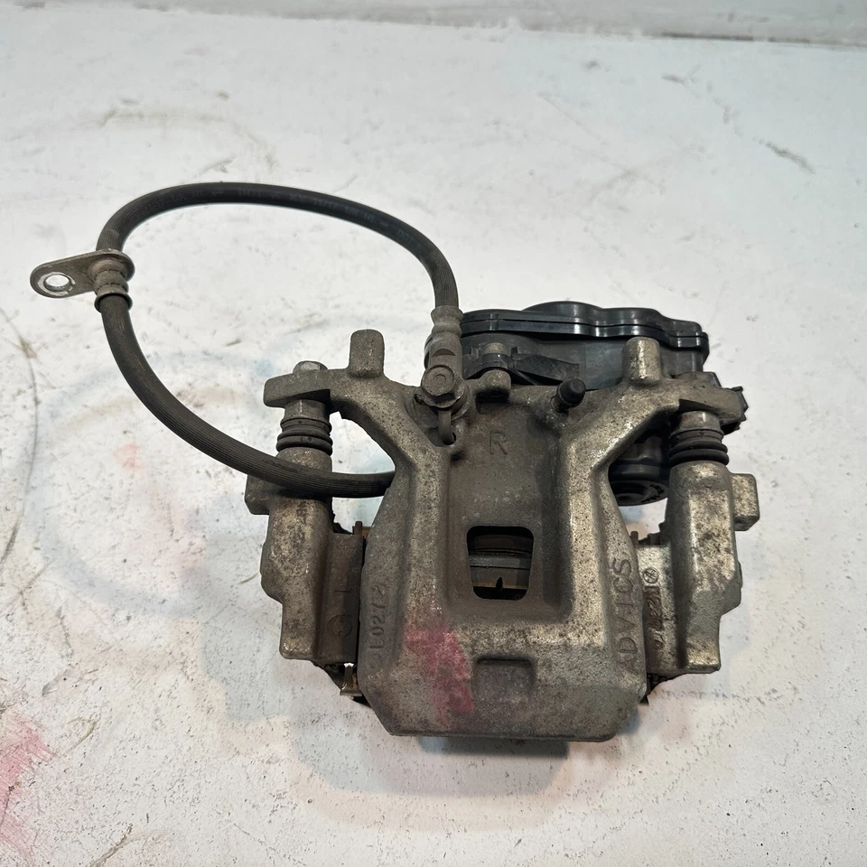 Conjunto de pinza de freno de disco lado pasajero trasero derecho Toyota Camry 2018-2024 OEM Foto 2 de 4