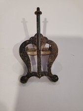 Lyre-shaped sheet music clip.