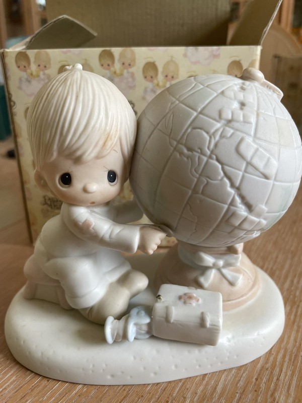 PRECIOUS MOMENTS "JESUS IS THE ANSWER" Boy Patching The World E-1381 W/Box