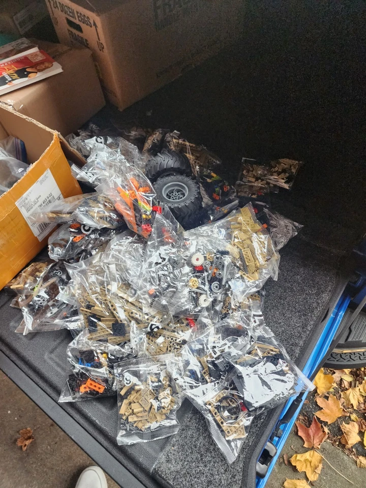 CaDA 1:8 HUMVEE Off-Road Army Truck Brick Model 3935pcs Suitable For Kids Age 8+ - Image 4 of 4