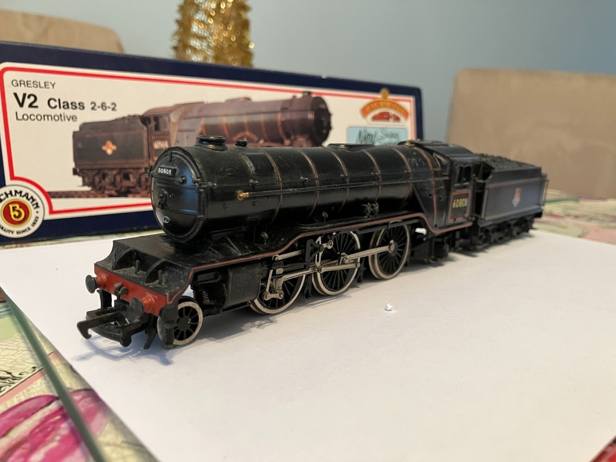 OO gauge Bachmann V2 model railway steam locomotive UK