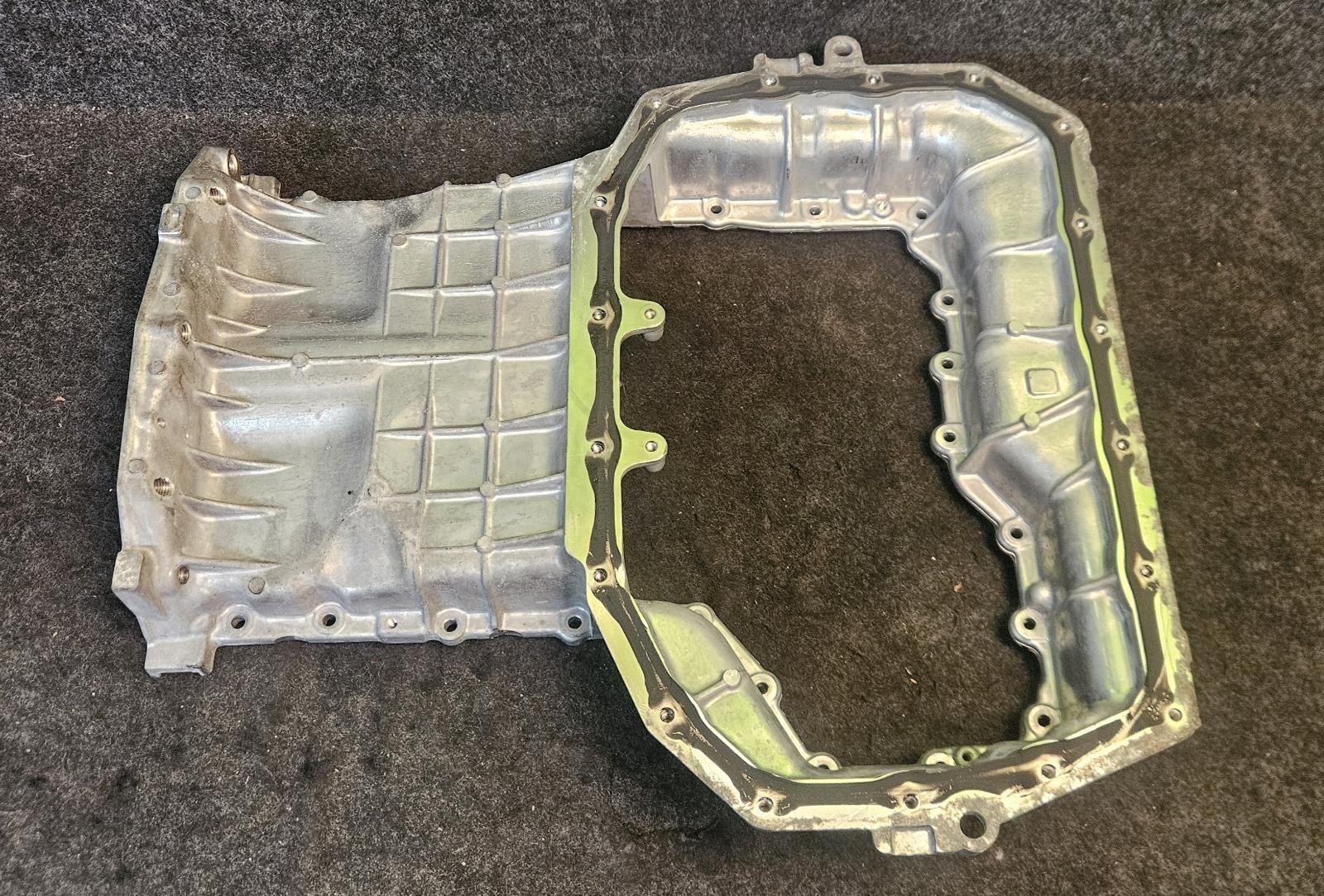 AUDI BENTLEY LAMBO PORSCHE OIL SUMP UPPER PART 4.0L V8 0P2103603E OEM