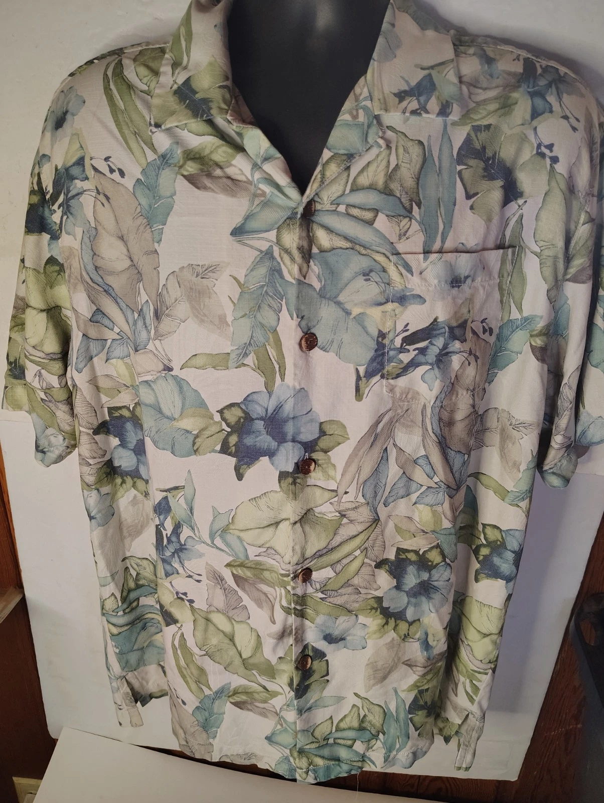 Tommy Bahama 100% silk Hawaiian floral shirt original fit size L