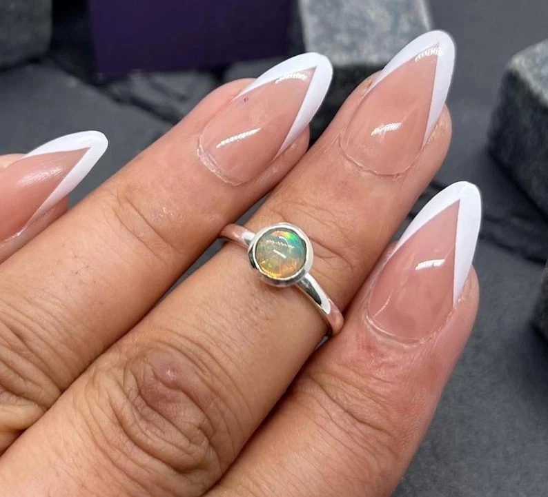 Elegante anillo de piedras preciosas de plata de ley 925 de ópalo etíope - piedra natural - Handm Foto 2 de 3
