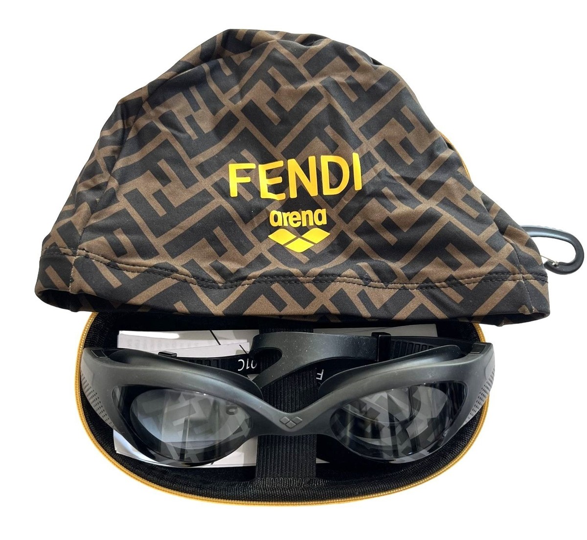 フェンディ FENDI スイムゴーグル＆キャップ セット 帽子 FOL525 Arenaコラボ 水泳 スポーツ スイミング ズッカ ロゴ 雑貨 プラスチック ブラック 未使用 Unboxing @fendi x @arenainternational swim goggles & cap 🥰 I'm in