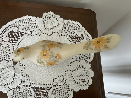 VTG Fenton Satin Custard Glass Bird Figurine Hand-Painted Daisy Flowers - Signed - Picture 2 of 5