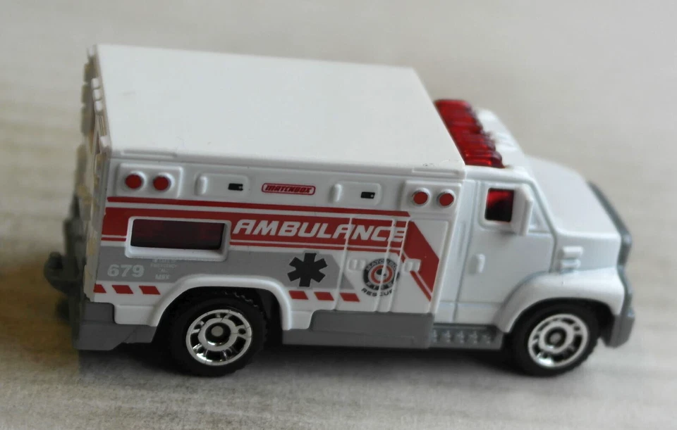 Matchbox Ambulance weiß MBX Fire Rescue Krankenwagen Rettungswagen BOS white - Bild 3 von 4