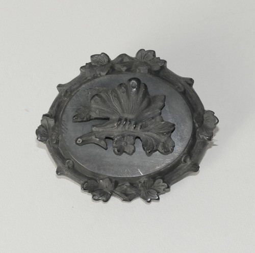 Gioielli funebri, spilla, ebanite, nero, foglie di quercia, fiori, Biedermeier,  - Foto 1 di 4