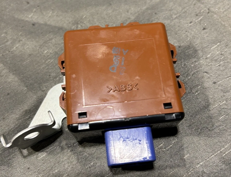 1999-2005 LEXUS GS300 GS400 Power Steering Control Module 89650-30570 - Изображение 2 из 3