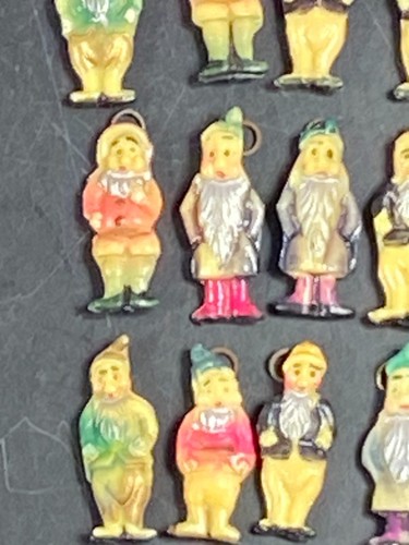 19 Vintage CRACKER JACK Gnomes Bearded Elf Charm lot Celluloid Plastic Prize - Imagen 5 de 12