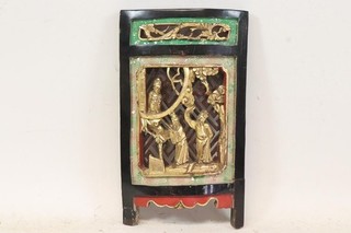 Chinesisches Figurenrelief Holz geschnitzt vergoldet China um 1900 (IE675)