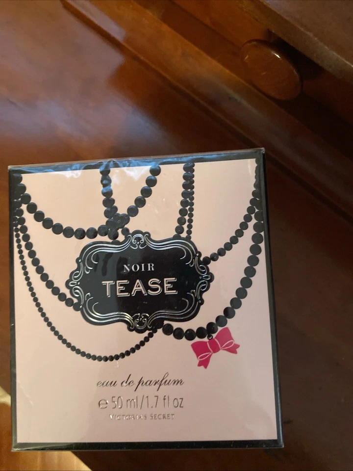 Victoria's Secret сексуальный маленькие вещи нуар духи. Новый и запечатанный 1,7 унц - Изображение 3 из 4