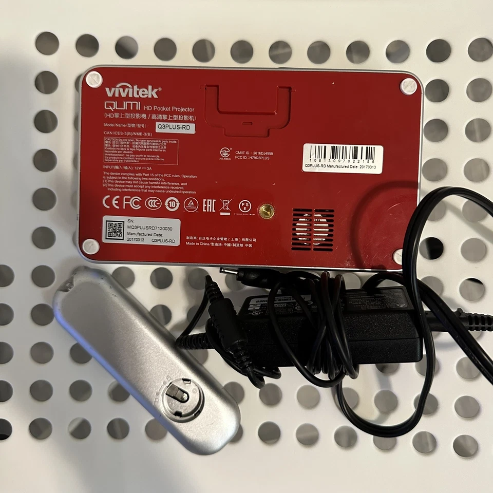 Vivitek QUMI HD pocket projector Q3PLUS-RD 1080p works small portable gaming - Image 4 of 4
