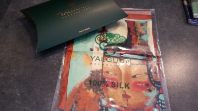 Edles Damen Halstuch 110x110cm Yalguun 100% Seide Königspaar Mongolei selten NEU