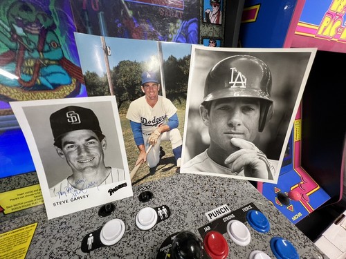 Steve Garvey Signed Autographed 5x7 Photo + 1981 Original B&W 8x10 + 1 LA 8x10 - Picture 1 of 9