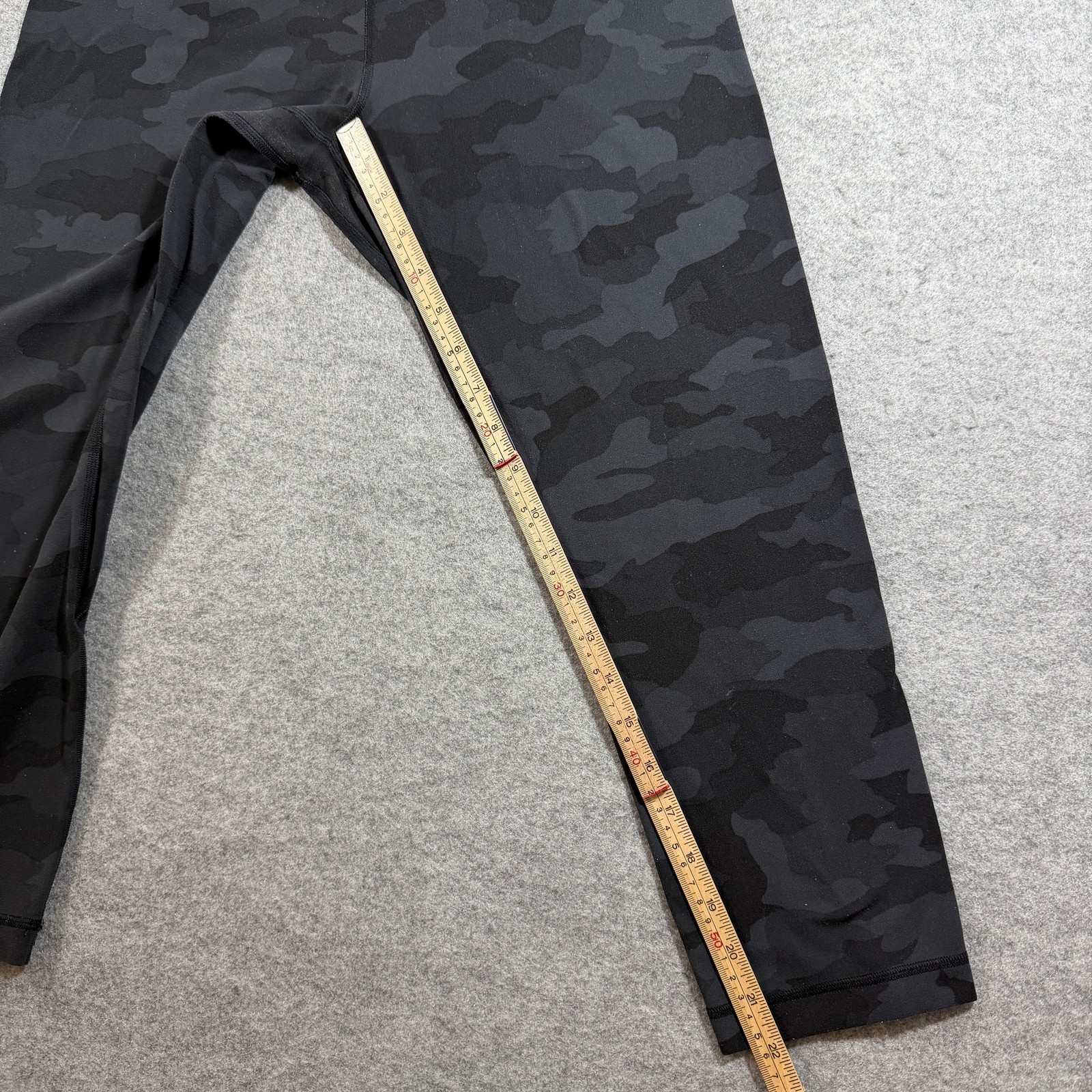 Lululemon Leggings Womens 6 Black Camo High Rise Cropped Capri Compression Gym thumbnail 5