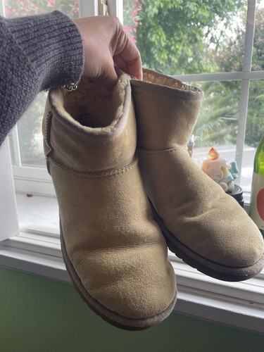 USED WOMENS UGGS SIZE 8, LIGHT BROWN, FLUFFY INSIDE