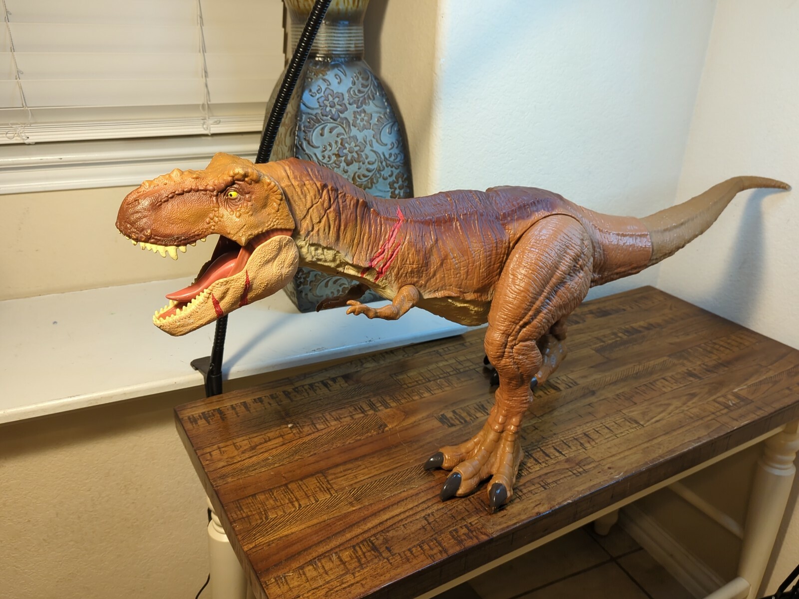 Jurassic Park World Battle Damage Roarin' Super Colossal Tyrannosaurus Rex 40 in