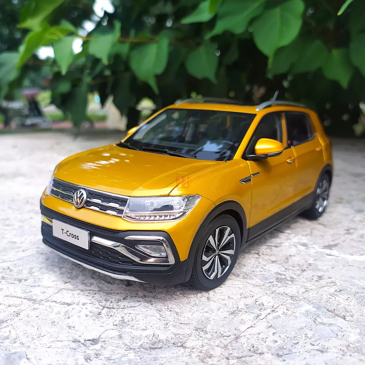 1:18 VOLKSWAGEN VW T-CROSS model YELLOW color