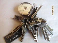 KEY-BAK RING WITH 35 VINTAGE KEYS - SKELETON, MASTER LOCK, JECO, KEIL + MORE