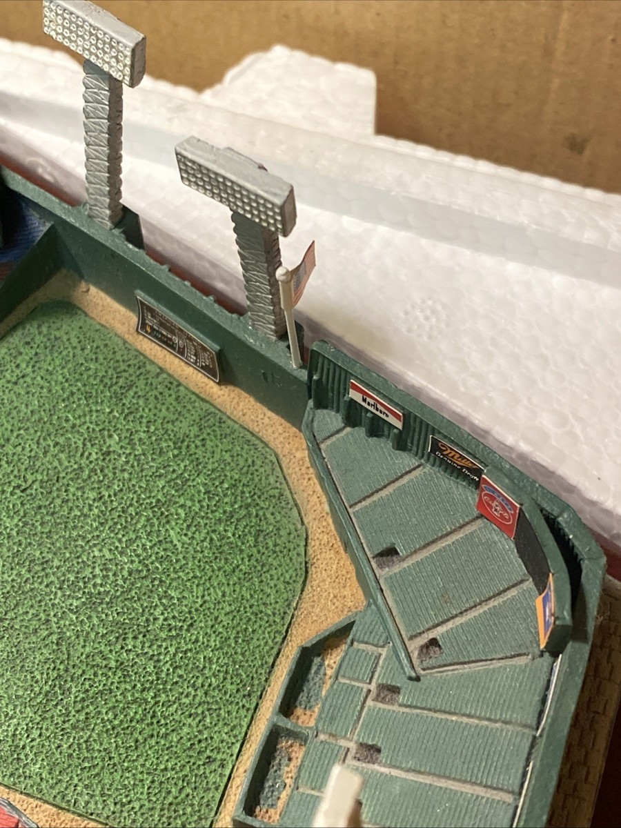 フェンウェイパークボールパークミニチュアフィギュア Danbury Mint Fenway Park Replica Boston Red Sox w/ Original Box