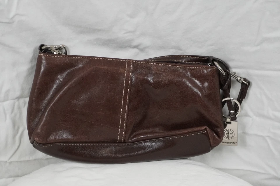 Bandolera Giani Bernini de cuero marrón con etiqueta con logotipo plateado Foto 2 de 4