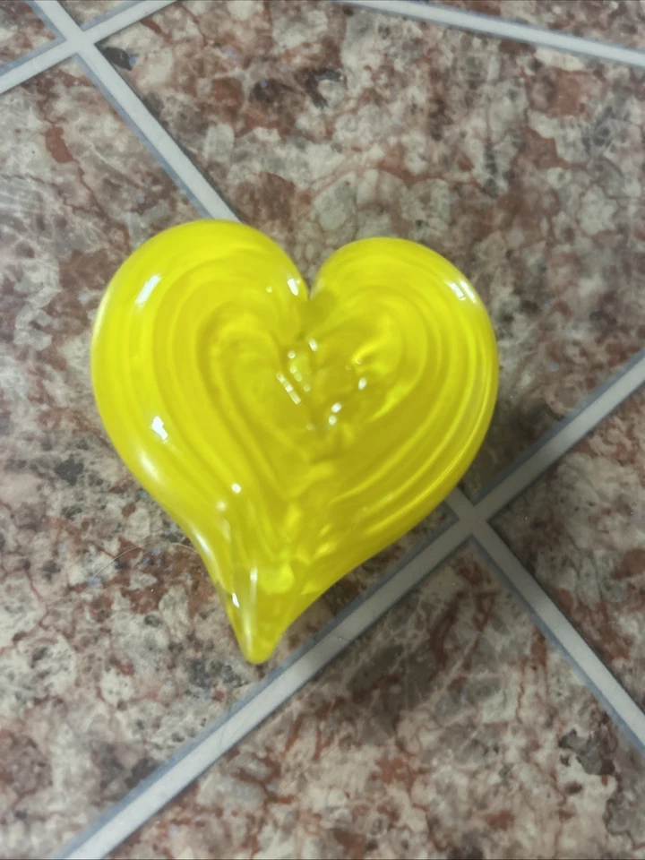 Pisapapeles corazón vidrio amarillo soplado a mano Foto 3 de 4