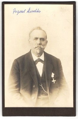 Fotografie W. Rittner, Mühlberg a. E., Portrait August Muschter im Anzug mit Or 