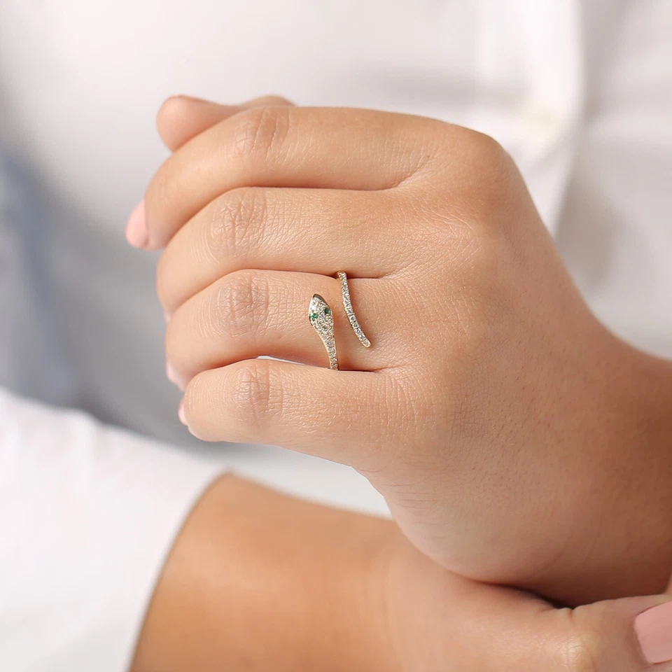 Anillo de serpiente de diamantes de 0,15 quilates de oro blanco de 14 quilates con diamante natural Foto 2 de 4