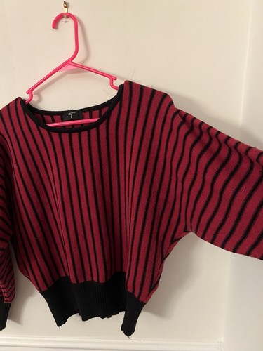 Tahari Sz M Wide Wing Sleeve Red And Black Vertical Striped Thick Sweater Worn - Picture 4 of 5