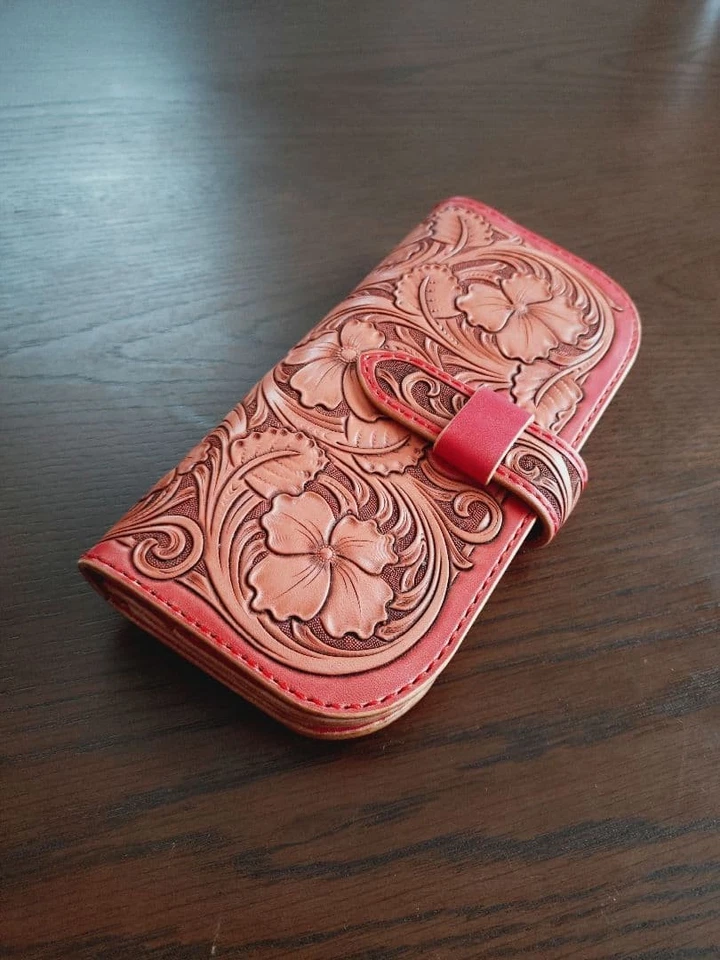 Cartera larga de cuero tallado patrón floral rosa - Imagen 3 de 4