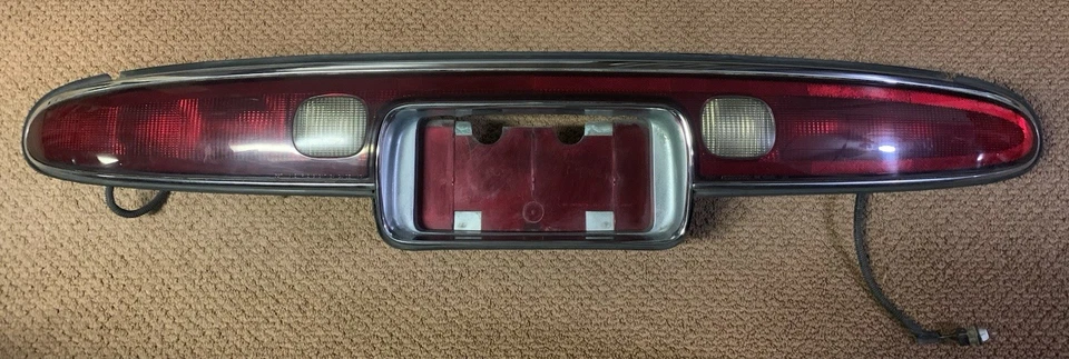 Lámpara de montaje de panel de acabado de luz trasera Buick Riviera 1995-1999 original OEM  Foto 2 de 4