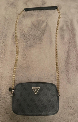 GUESS Noelle Crossbody Camera Umhängetasche schwarz, Kunstleder, Kette, RV