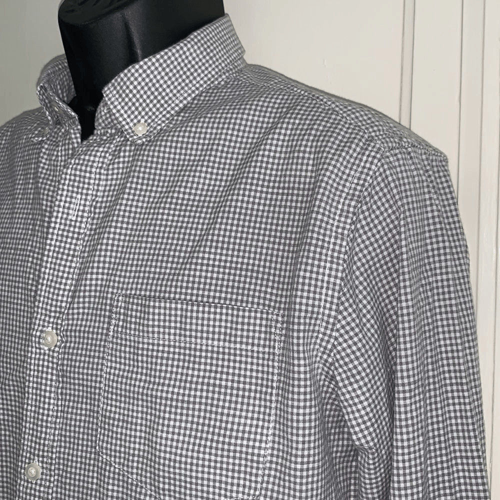 Gap gray/white small checked button collar shirt - image 2
